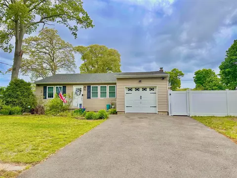 165 Smith Ave, Holbrook, NY 11741