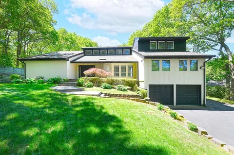 12 Deanna Ct, Dix Hills, NY 11746