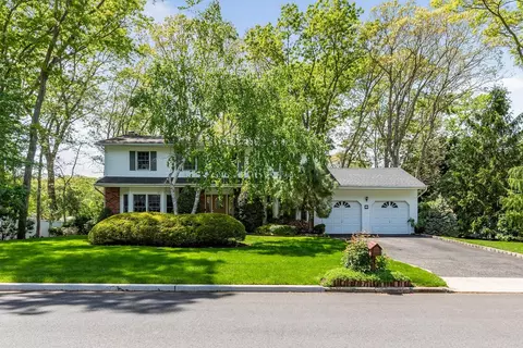 18 Stuyvesant Cir E, Setauket, NY 11733