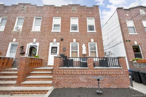 69-59 74th St, New York, NY 11379