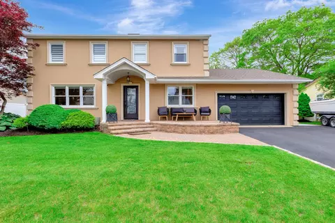 274 Perimeter St, Holbrook, NY 11741