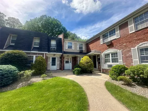202 Doxbury Ln, Ramapo, NY 10901