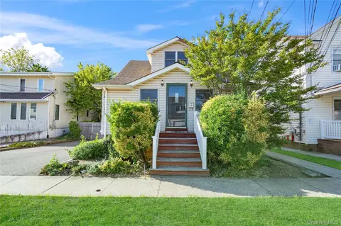 27 Locust St, North Hempstead, NY 11548