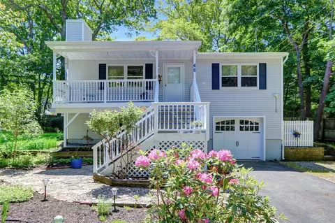 46 Narcissus Rd, Rocky Point, NY 11778