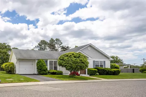 24 Pilar Ln, Oakdale, NY 11769