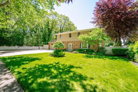 4 Charter Ln, Smithtown, NY 11787