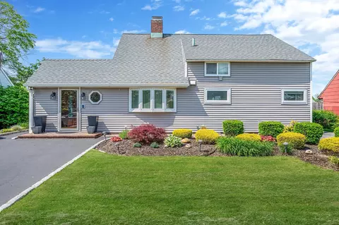 51 Pewter Ln, Hicksville, NY 11801