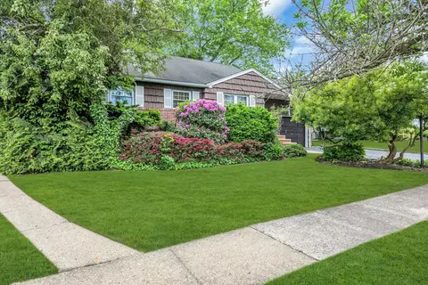 14 Warren Pl, Plainview, NY 11803