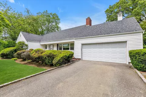 725 Clinton St, North Hempstead, NY 11590