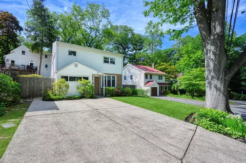 6 Park Pl, North Hempstead, NY 11024