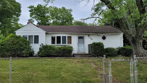 15 Wauwepex Trl, Ridge, NY 11961