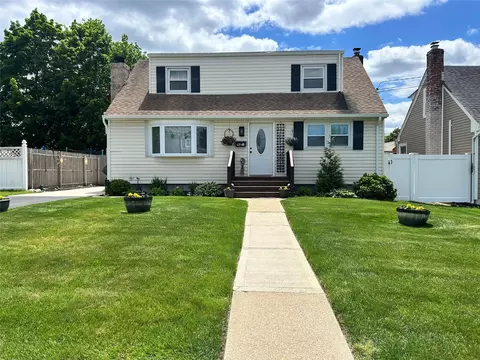 48 Bogart St, Huntington Station, NY 11746