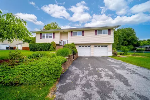 7 Ross Ln, Wallkill, NY 10941