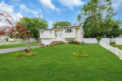 23 Berkeley Ave, Selden, NY 11784