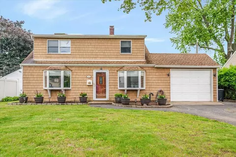 44 Lilac Ln, Levittown, NY 11756
