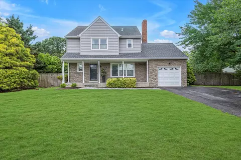 5 Michelle Ln, Selden, NY 11784