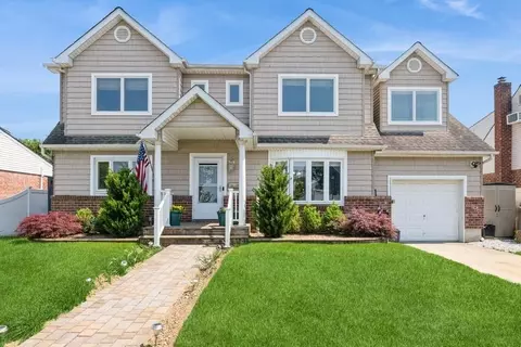 2716 Sheila Ct, East Meadow, NY 11554