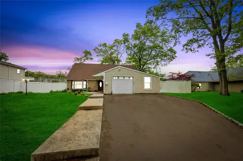 243 Sunflower Ln, Islandia, NY 11749