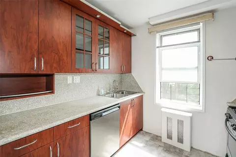 7445 Yellowstone Blvd #5C, Rego Park, NY 11374