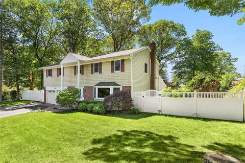 4 Lt John Olsen Ln, Saint James, NY 11780
