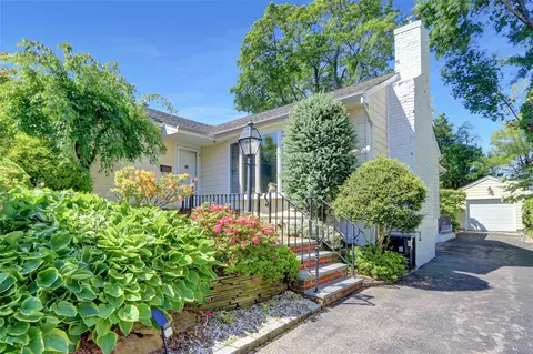 1 Exeter Pl, Glen Head, NY 11545
