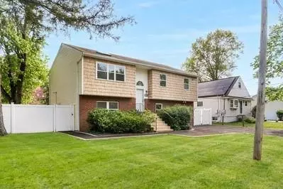 8 Hilltop Ave, West Babylon, NY 11704