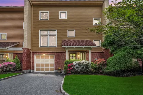 6 Deer Ridge Rd, Mount Kisco, NY 10549