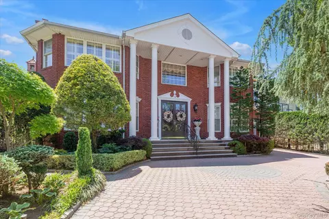 4 Point Cres, New York, NY 11357