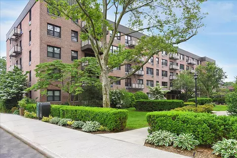 4 Birchwood Ct #2K, Mineola, NY 11501