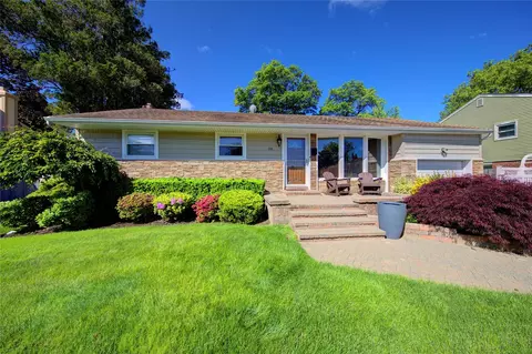 55 Richfield St, Plainview, NY 11803