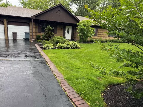 1 Fox Meadow Dr, Dix Hills, NY 11746