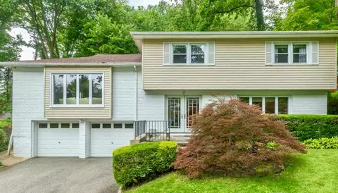 5 N Ravine Rd, North Hempstead, NY 11023