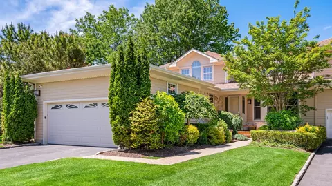 113 Firestone Cir, North Hempstead, NY 11576