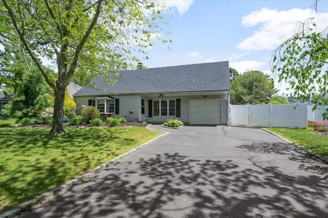 8 Meyer Ln, Medford, NY 11763