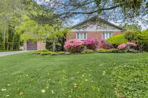 29 Cross Bow Ln, Commack, NY 11725