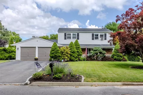 17 Daytona Beach Pl, Coram, NY 11727