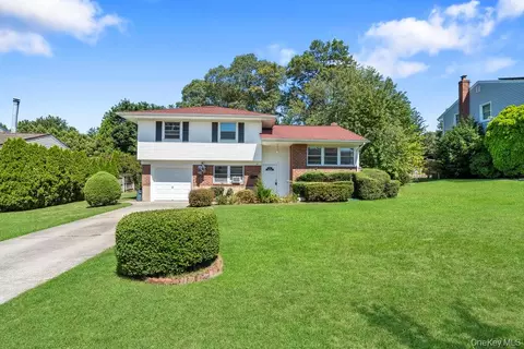 17 Wyoming St, Commack, NY 11725