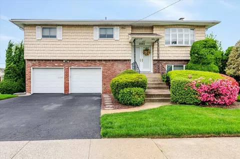 2083 Oliver Way, Merrick, NY 11566