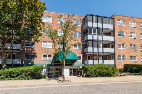 100 Lincoln Ave #4B, Mineola, NY 11501