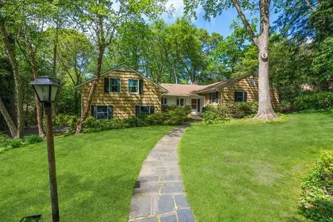 51 The Hemlocks, North Hempstead, NY 11576