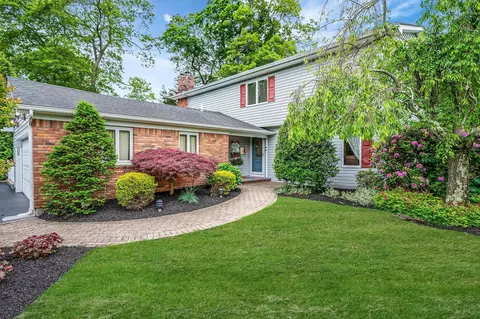 50 Rolling Rd, Miller Place, NY 11764