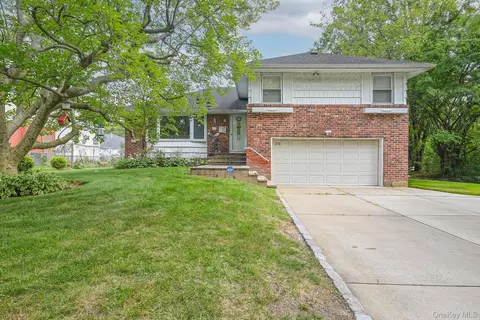216 Birch Dr, North Hempstead, NY 11040