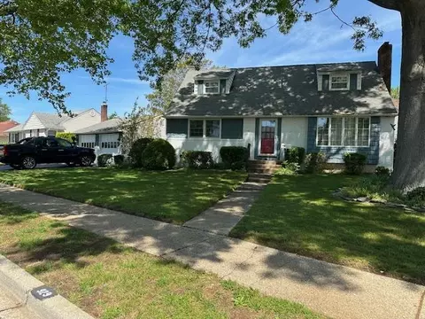 929 White Birch Ln, Wantagh, NY 11793