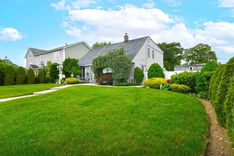 29 Castle Ln, Levittown, NY 11756