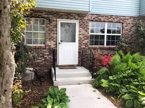 203 Briarwood Ct, New Paltz, NY 12561