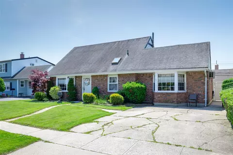 98 Bluespruce Rd, Levittown, NY 11756