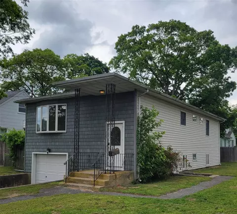 61 Peckham Ave, Islip, NY 11751