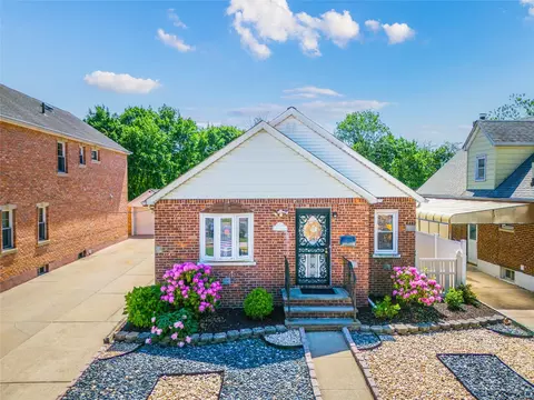 171-40 Pidgeon Meadow Rd, New York, NY 11365