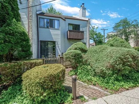 10 Wooleys Ln #1F, North Hempstead, NY 11023