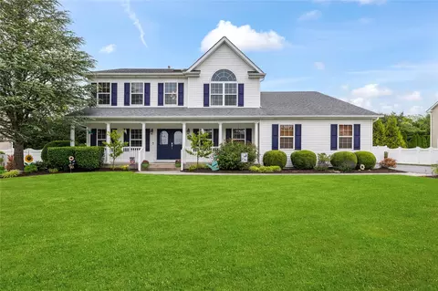 51 Island Trl, Mount Sinai, NY 11766